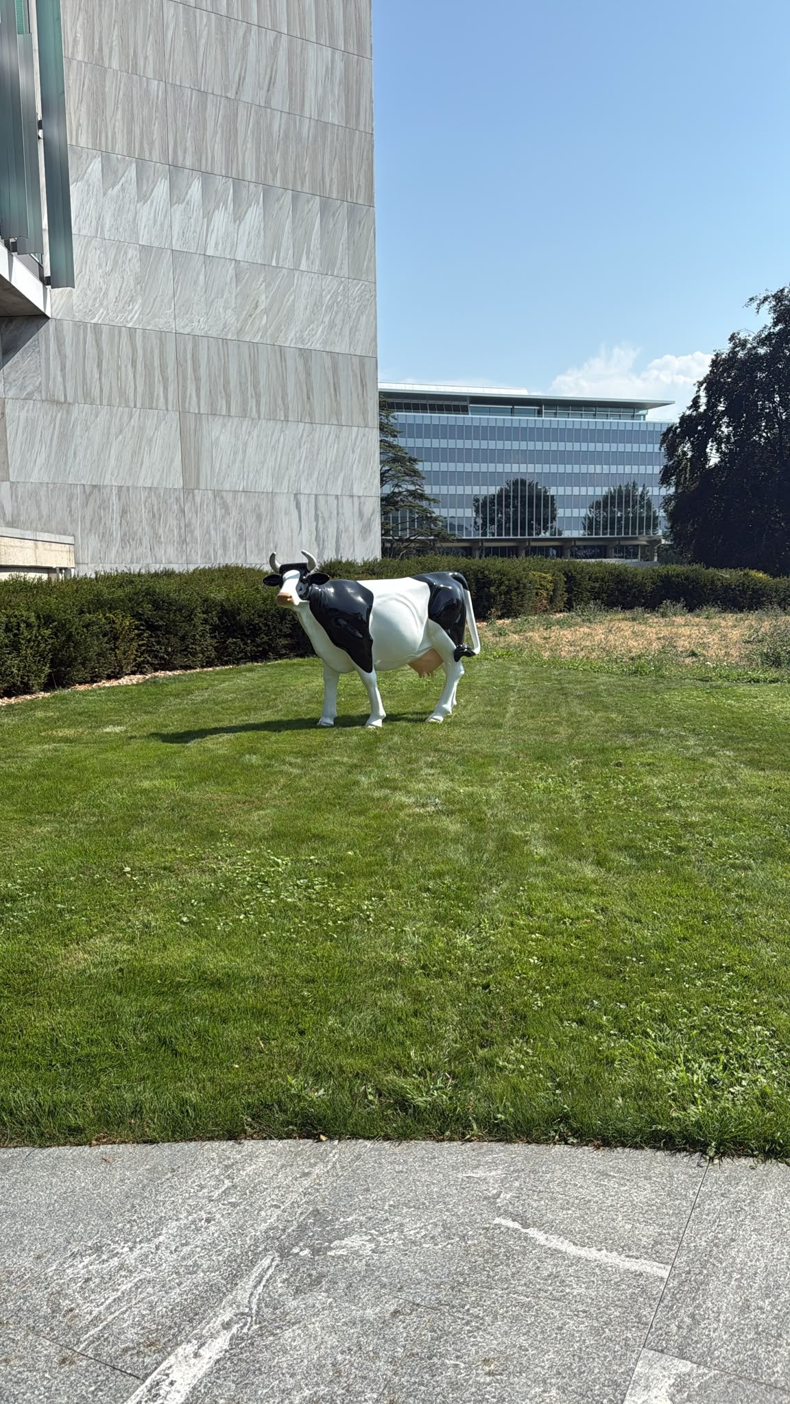 Vache Kuhtag grandeur nature devant un siège d'entreprise suisse