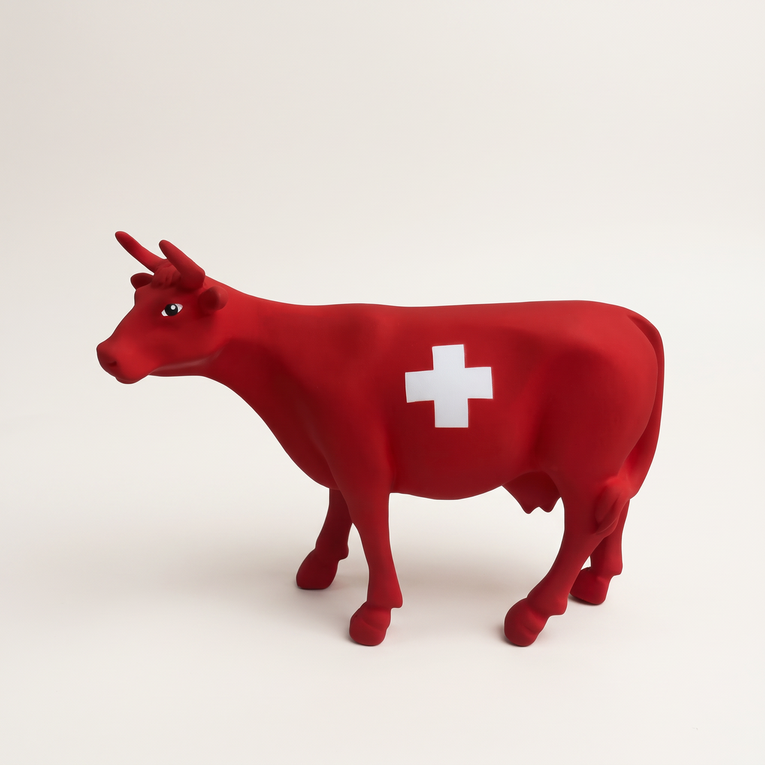 Petite vache Kuhtag drapeau suisse H15 cm (photo studio)
