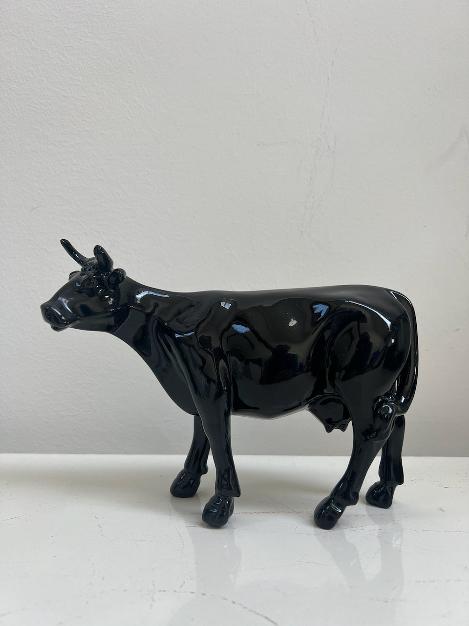 Petite vache Kuhtag noire brillante H15 cm, idée de cadeau de Noël