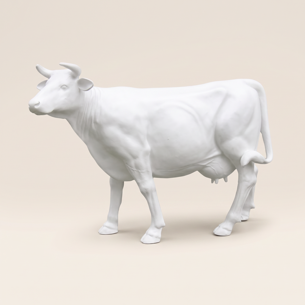 Vache en résine Kuhtag — Blanc mat prêt-à-peindre, grandeur nature H150 — photo studio