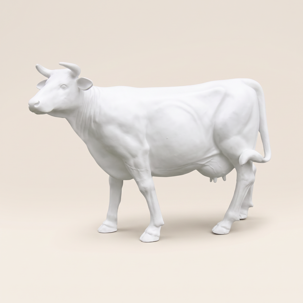 Vache en résine Kuhtag — Blanc mat prêt-à-peindre, grandeur nature H150 — photo studio