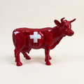 Vache en résine Kuhtag — Drapeau suisse H45 cm — photo studio