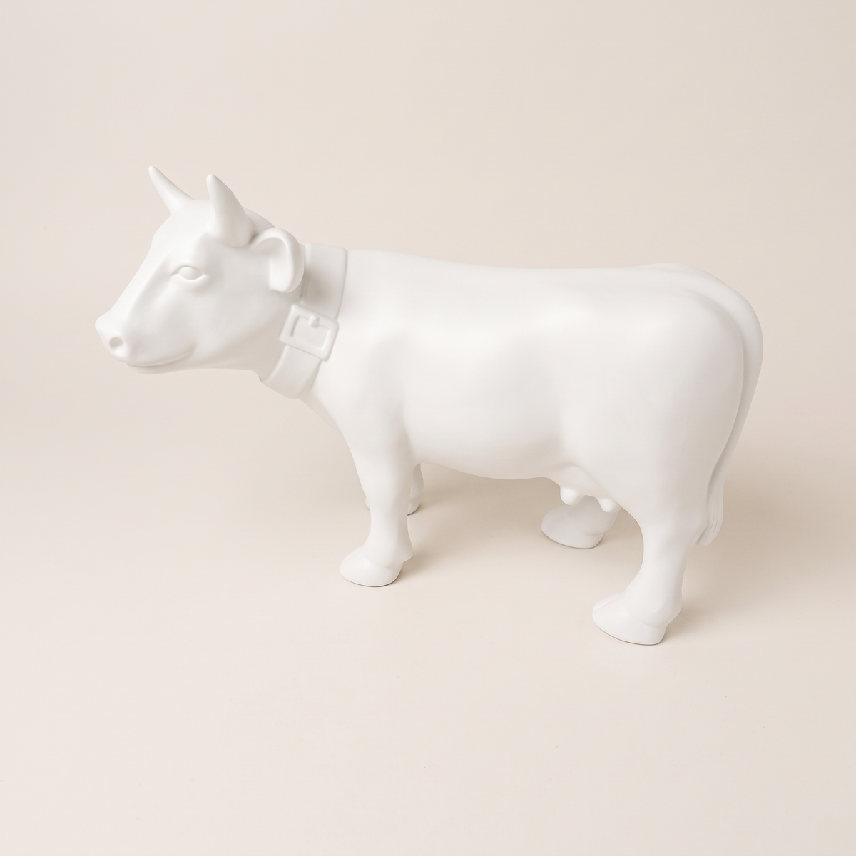 Vache en résine Kuhtag — Design prêt-à-peindre H67 cm — photo studio