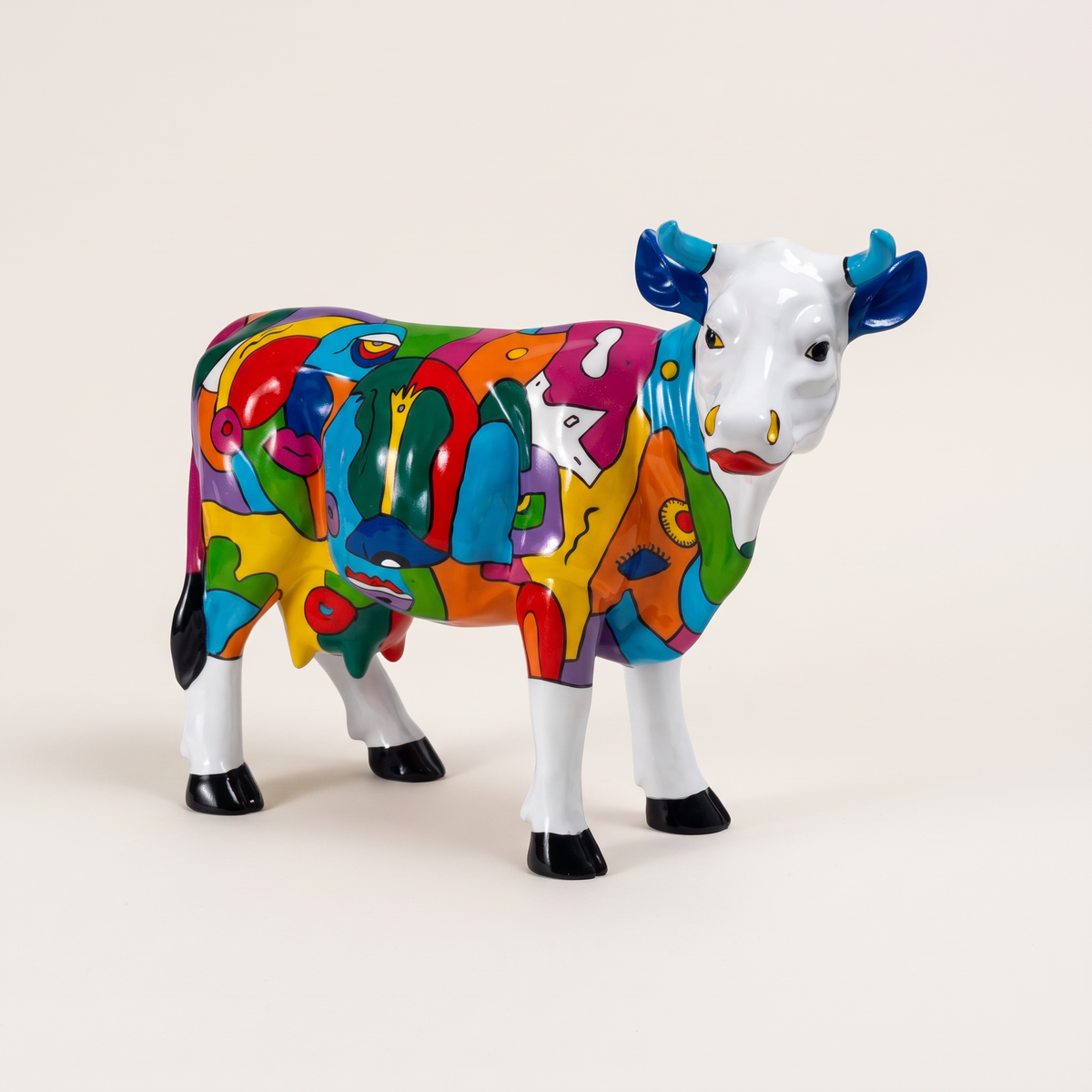 Vache en résine Kuhtag — Design multicolor H45 cm — photo studio