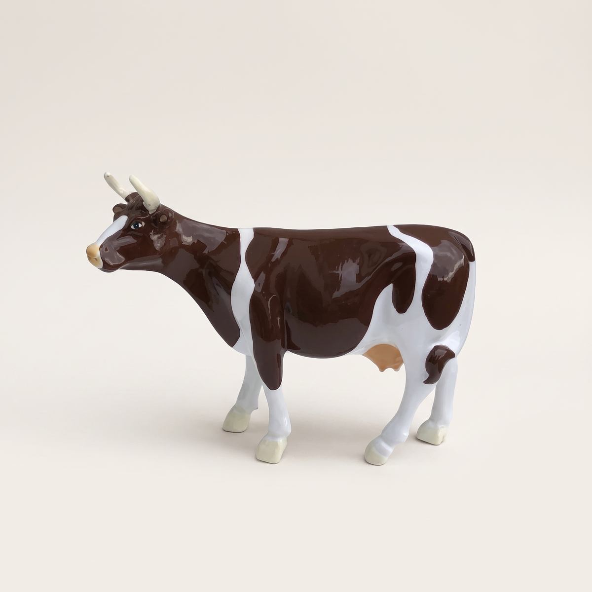 Vache en résine Kuhtag — Vaudoise brun-blanc H15 cm — photo studio