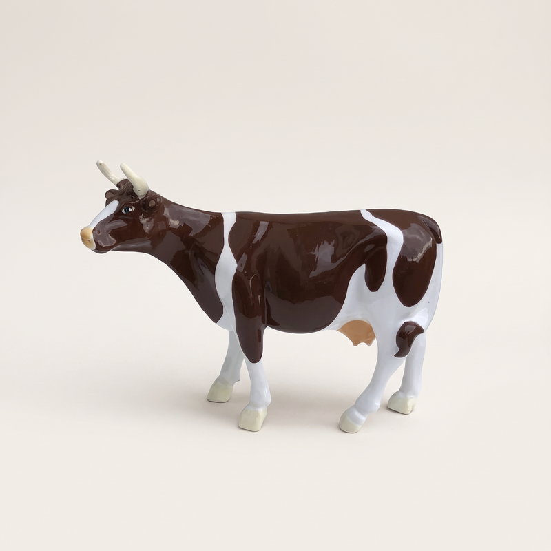 Vache en résine Kuhtag — Vaudoise brun-blanc H15 cm — photo studio