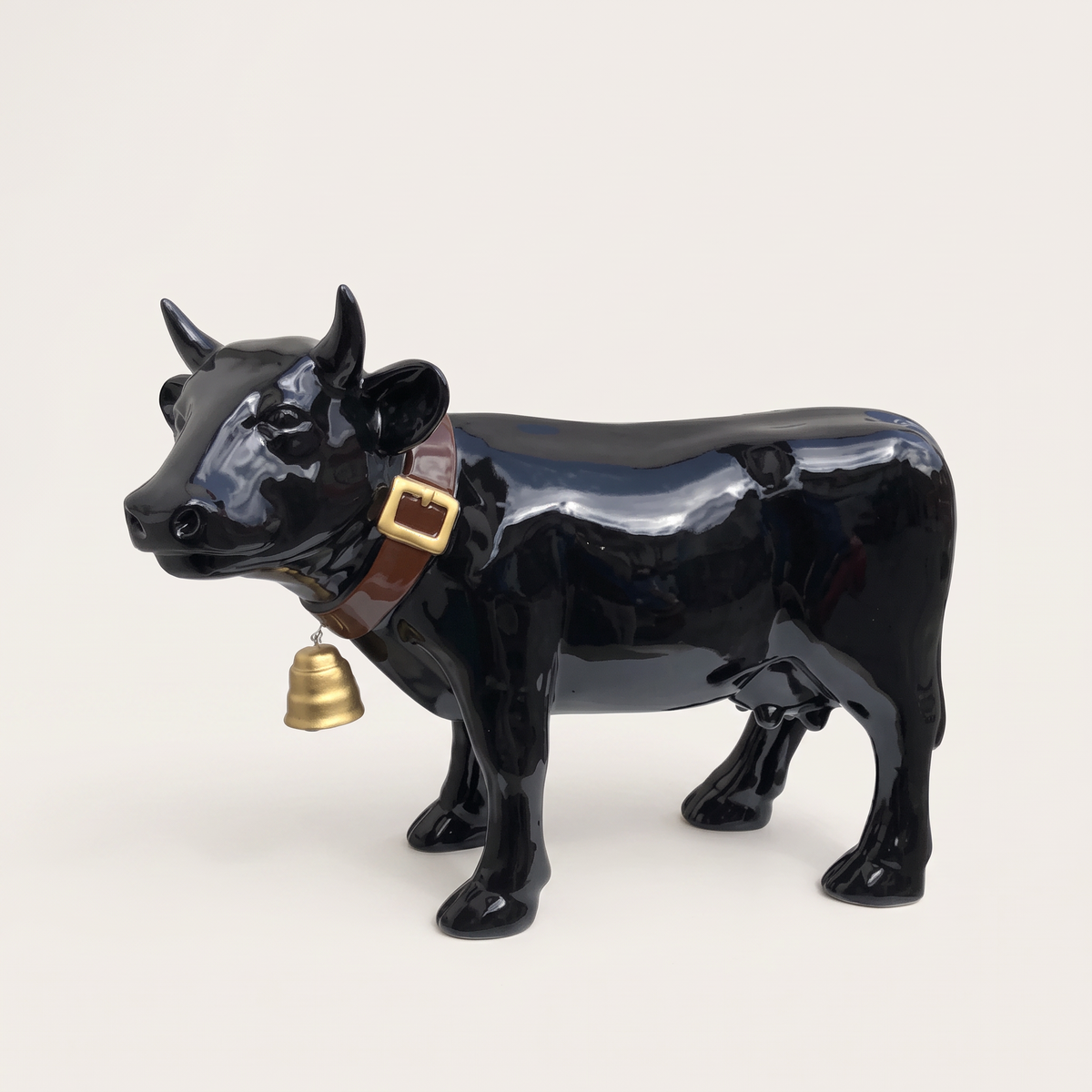 Vache en résine Kuhtag — Noir design avec cloche H67 cm — photo studio