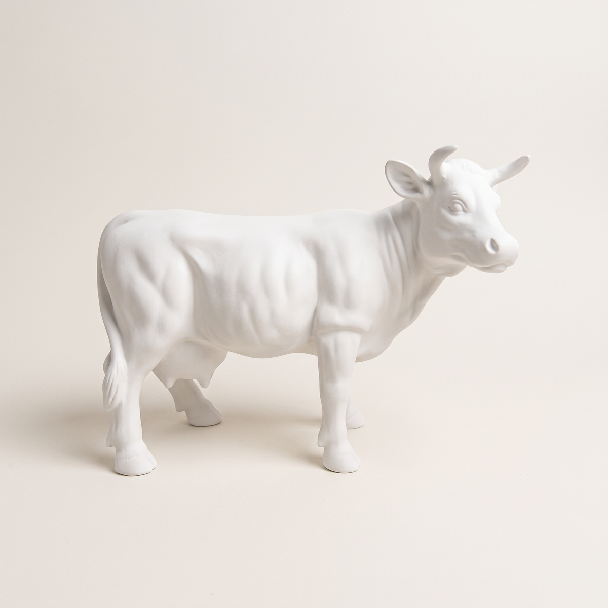 Vache en résine Kuhtag — Blanc mat prêt-à-peindre H45 cm — photo studio