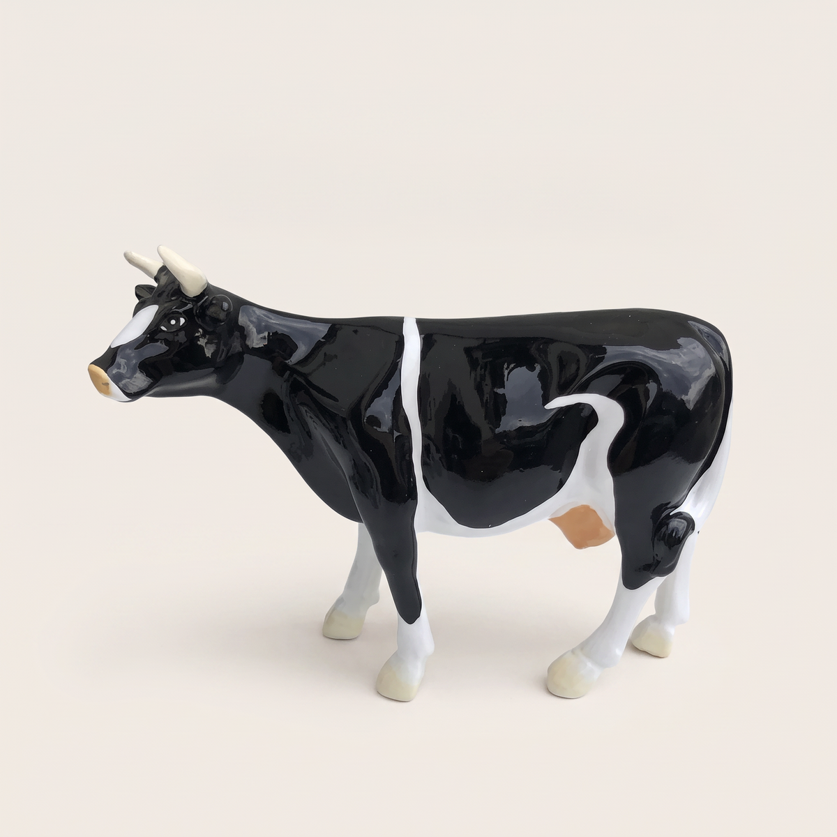 Vache en résine Kuhtag — Fribourgeoise noir-blanc H15 cm — photo studio