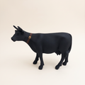 Vache en résine Kuhtag — Noir avec collier doré H15 cm — photo studio