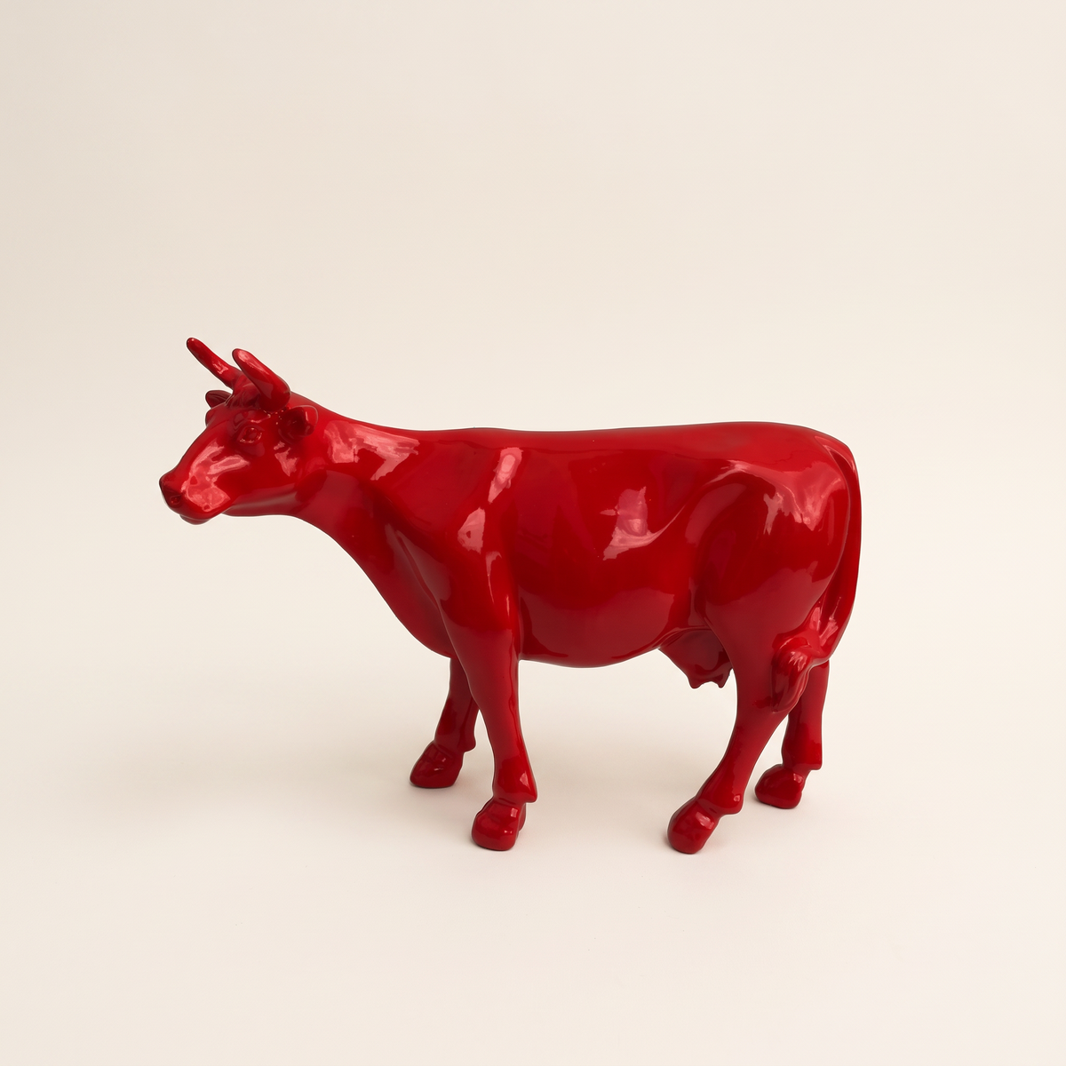 Vache en résine Kuhtag — Monochrome rouge H15 cm — photo studio