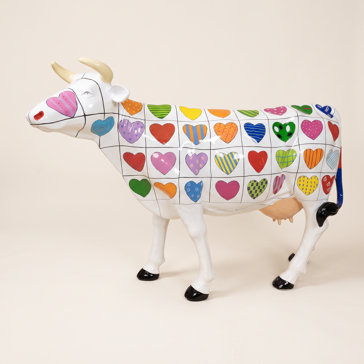 Vache en résine Kuhtag — Cœurs, grandeur nature — photo studio