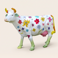Vache en résine Kuhtag — Blanche à fleurs — photo studio