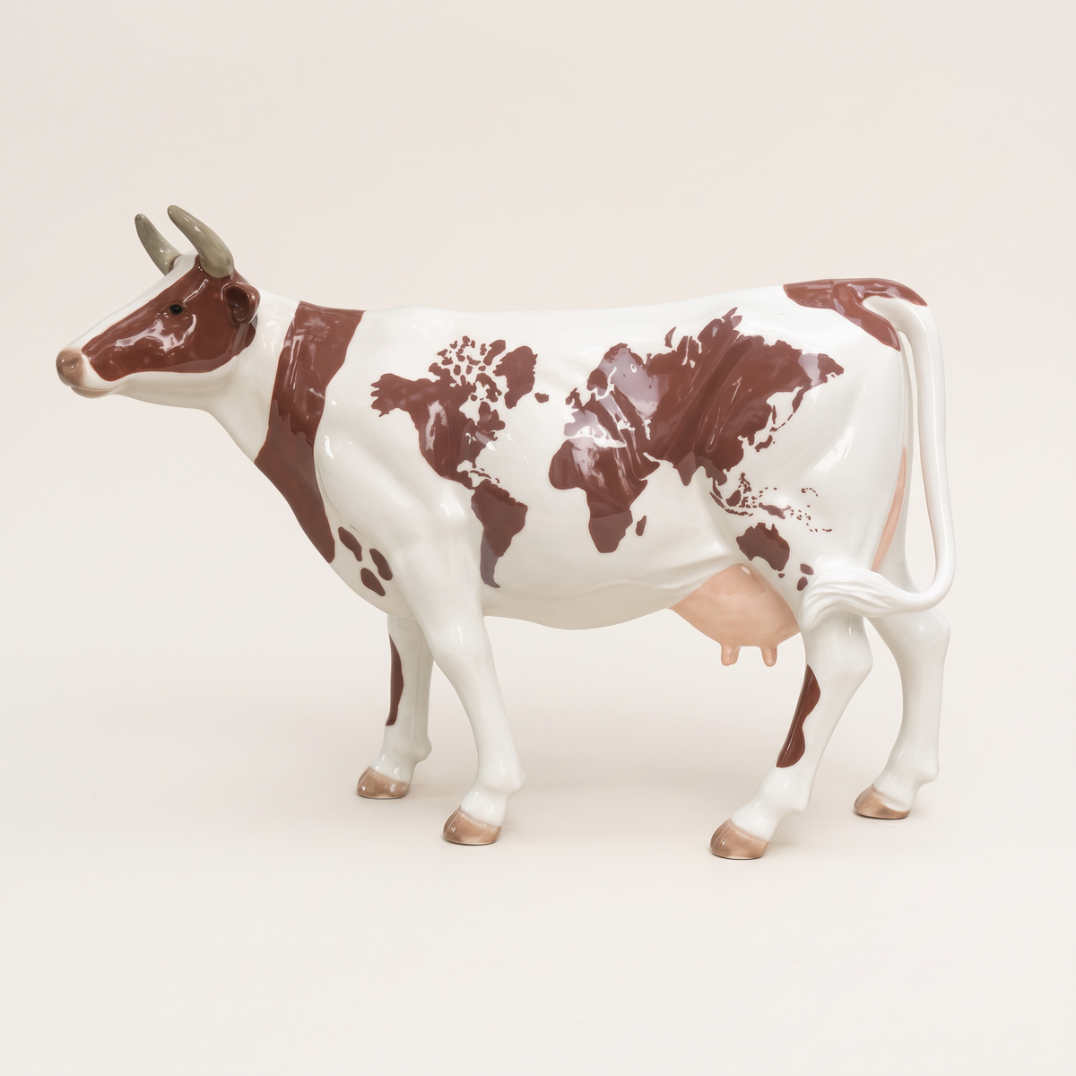 Vache en résine Kuhtag — Carte du monde, grandeur nature — photo studio