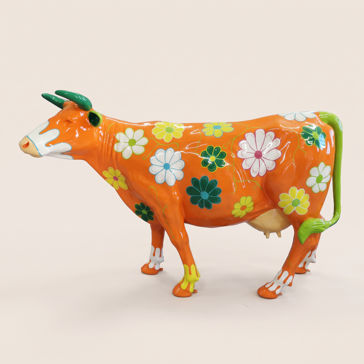 Vache en résine Kuhtag — À fleurs fond orange, grandeur nature — photo studio