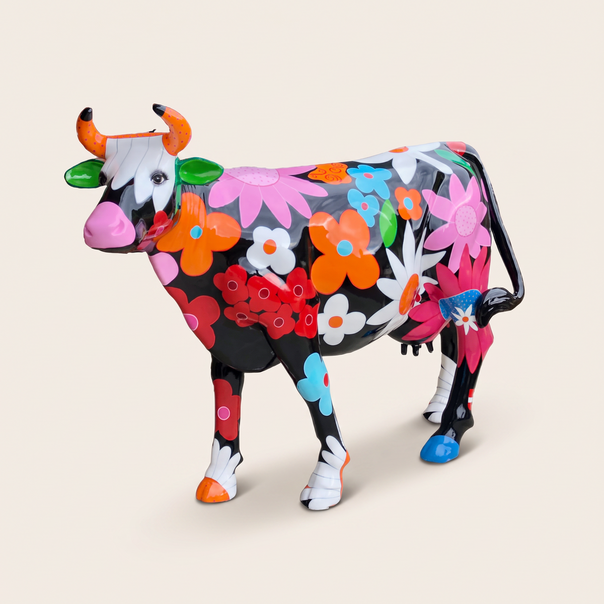 Vache en résine Kuhtag — À fleurs fond noir, grandeur nature H150 — photo studio