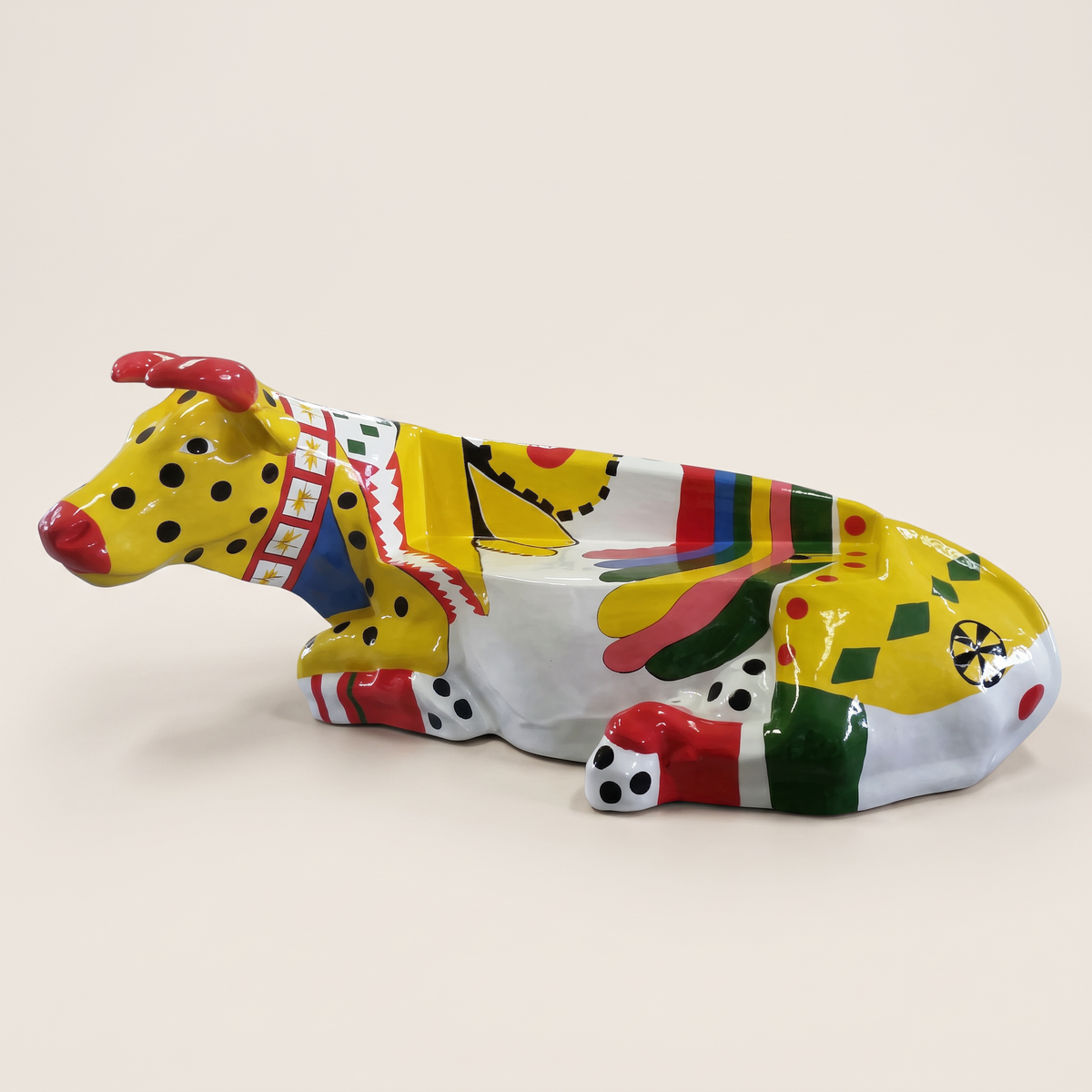 Vache en résine Kuhtag — Banc Picasso — photo studio