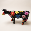 Vache en résine Kuhtag — Fleurs — photo studio