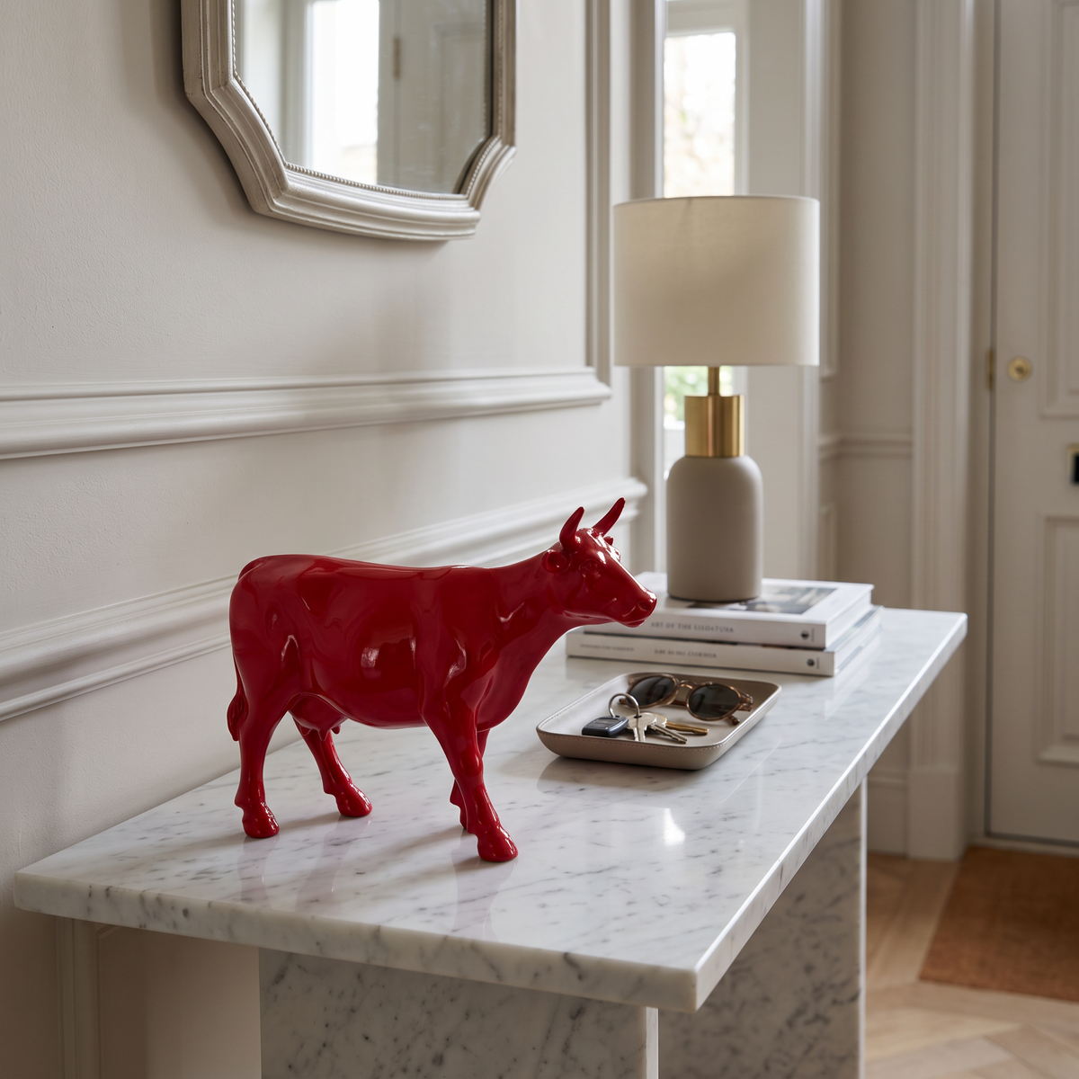 Vache en résine Kuhtag — Monochrome rouge H15 cm — en situation (mise en scène numérique)