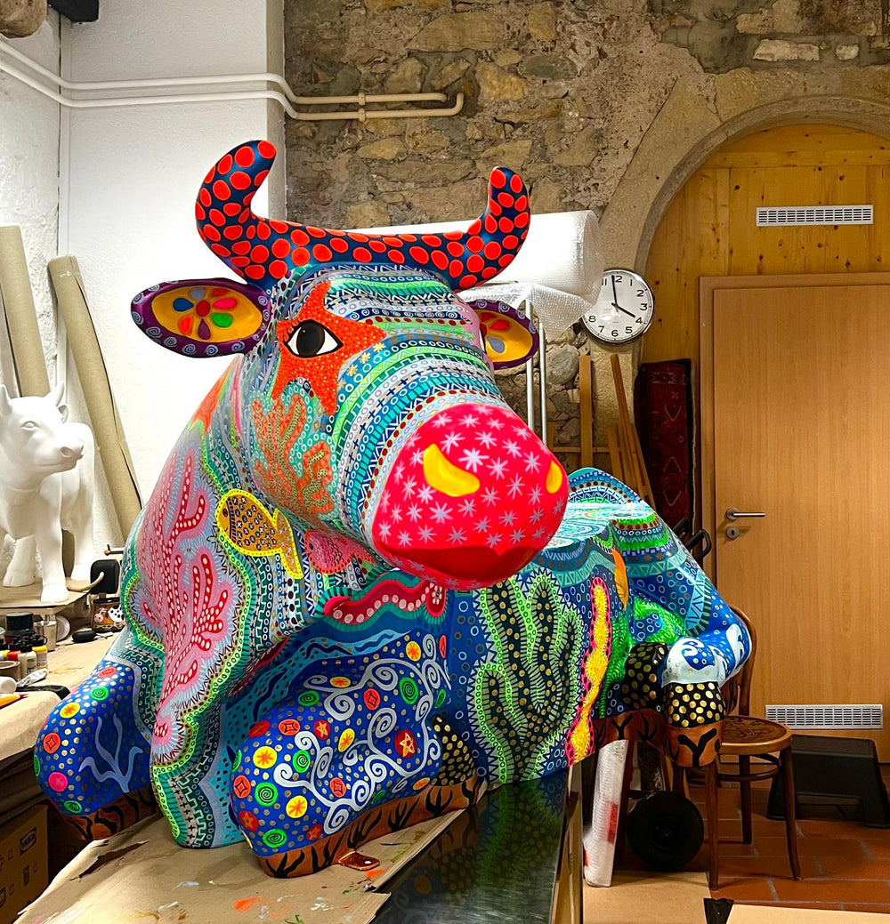Vache Kuhtag couchée peinte en pointillisme dans l’atelier de l’artiste