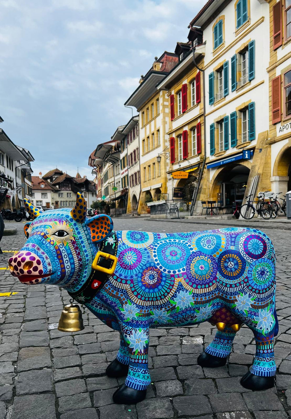 Vache Kuhtag peinte en pointillisme dans une vieille ville