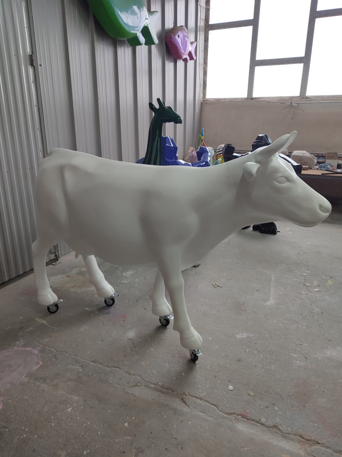 Sculpture de vache Kuhtag brute avant peinture dans l’atelier