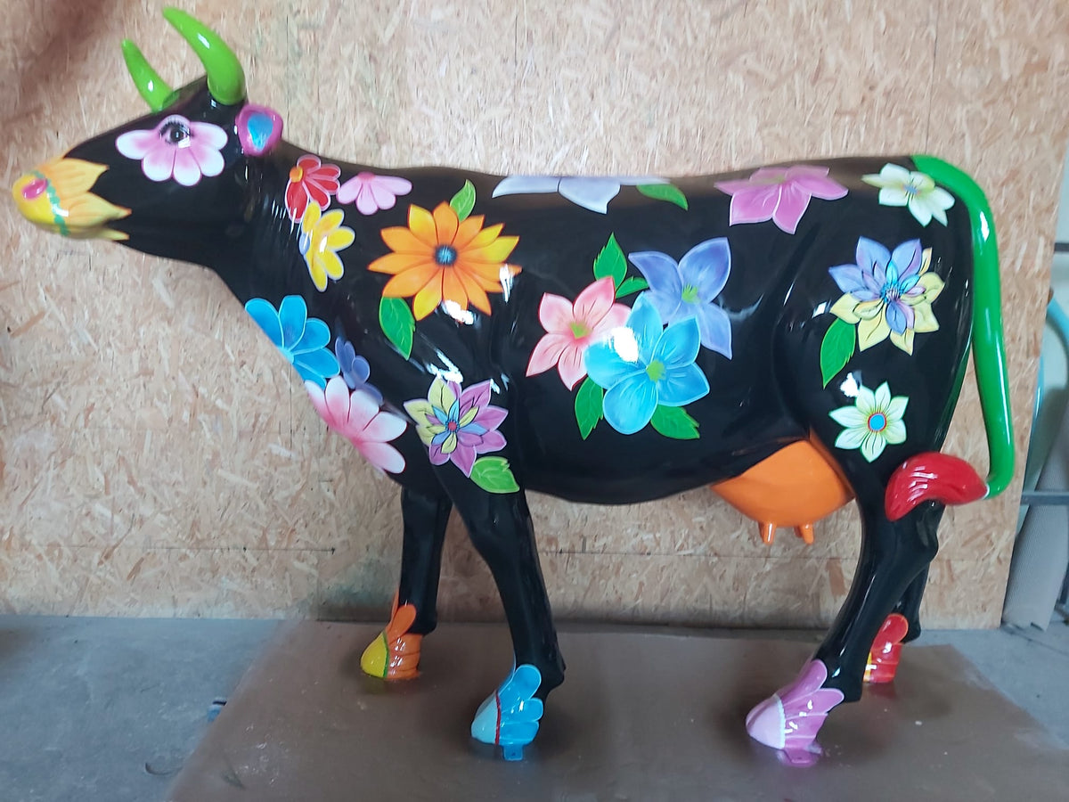Vache Kuhtag noire à fleurs après vernissage
