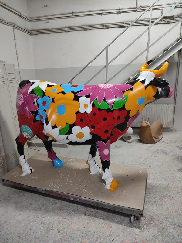 Vache Kuhtag à fleurs terminée dans l’atelier