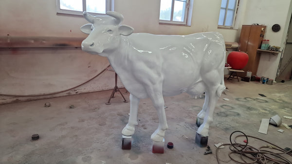 Vache Kuhtag grandeur nature brute dans l’atelier