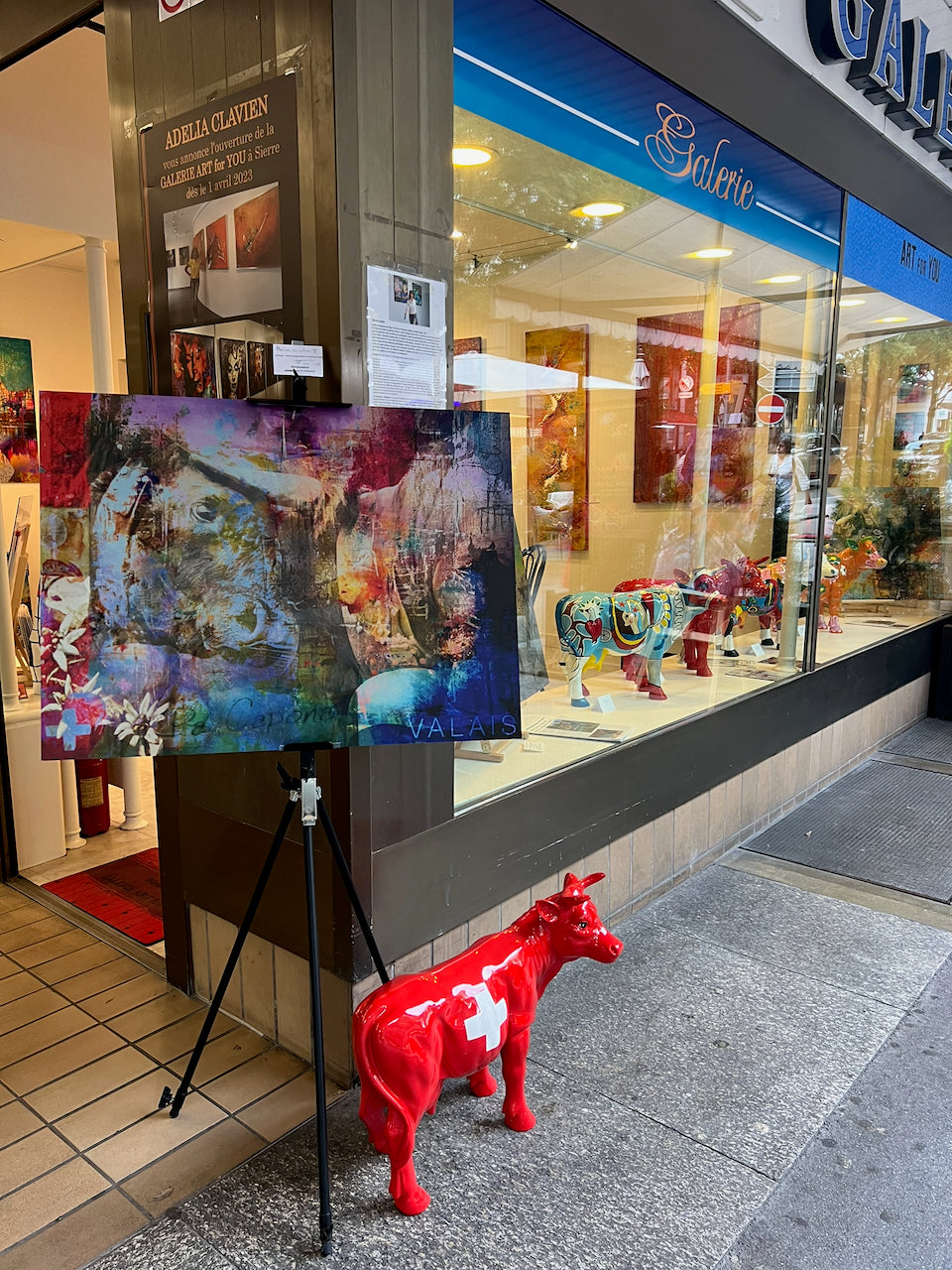 Vache Kuhtag à croix suisse dans une galerie d’art