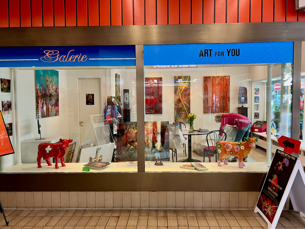 Vitrine de galerie avec des vaches Kuhtag peintes