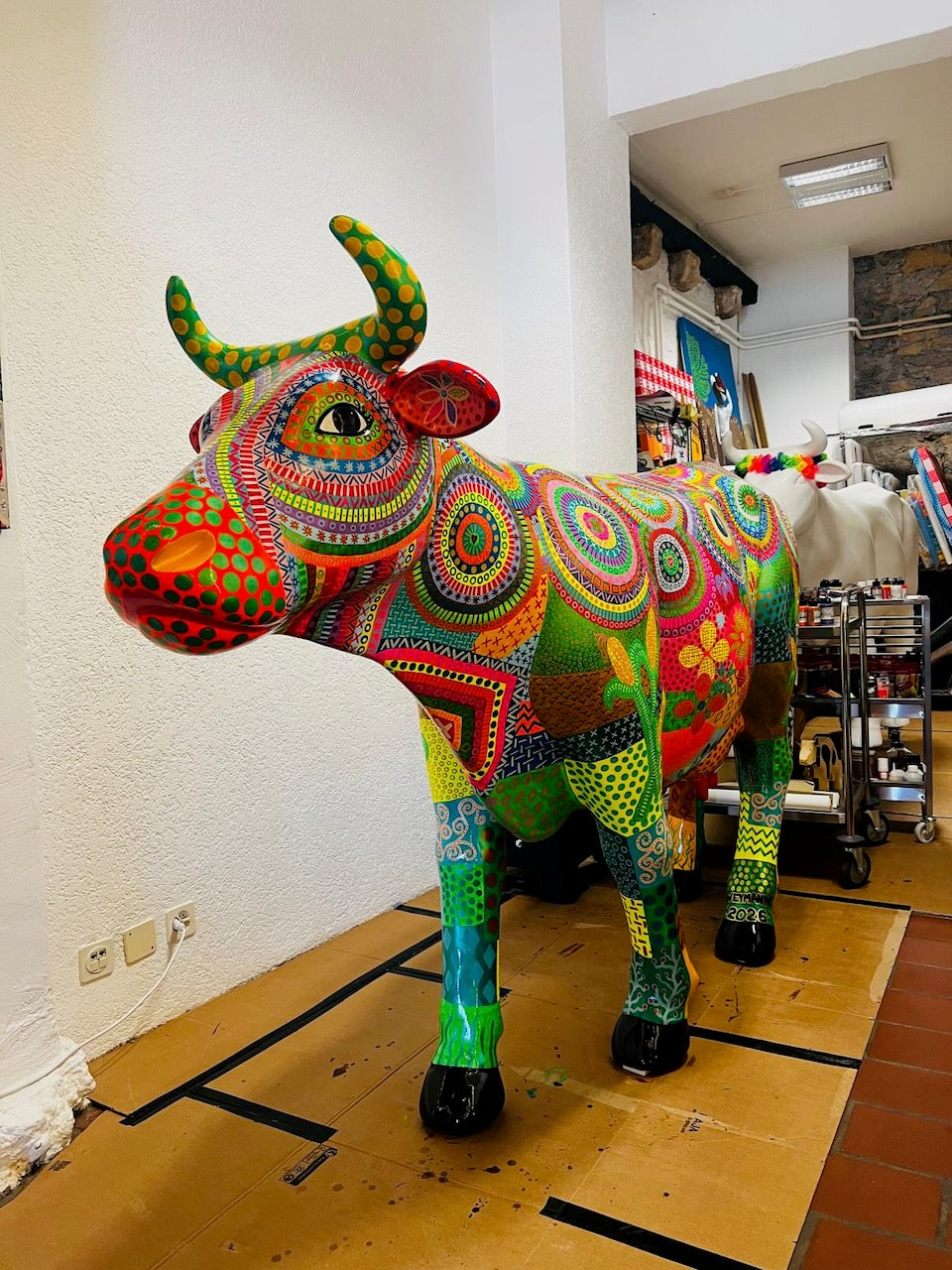 Vache Kuhtag grandeur nature peinte au pointillé par l'artiste Jessica Weymann