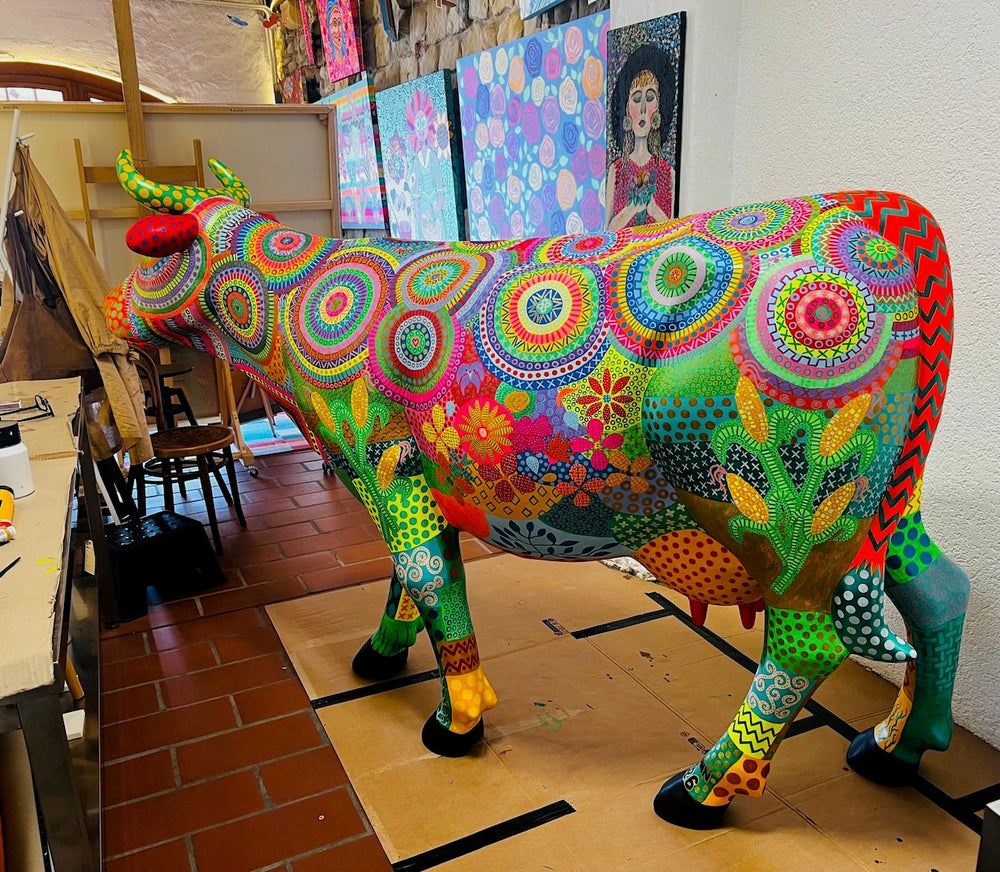 Détail d'une vache Kuhtag peinte au pointillé par Jessica Weymann
