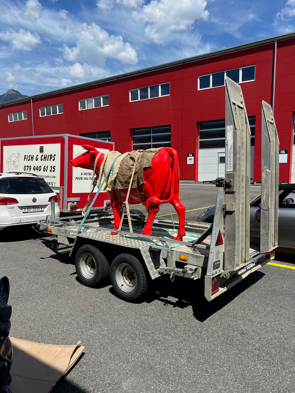 Vache Kuhtag chargée sur un camion de livraison