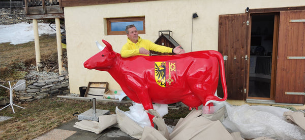 Livraison d’une vache Kuhtag aux armoiries de Genève