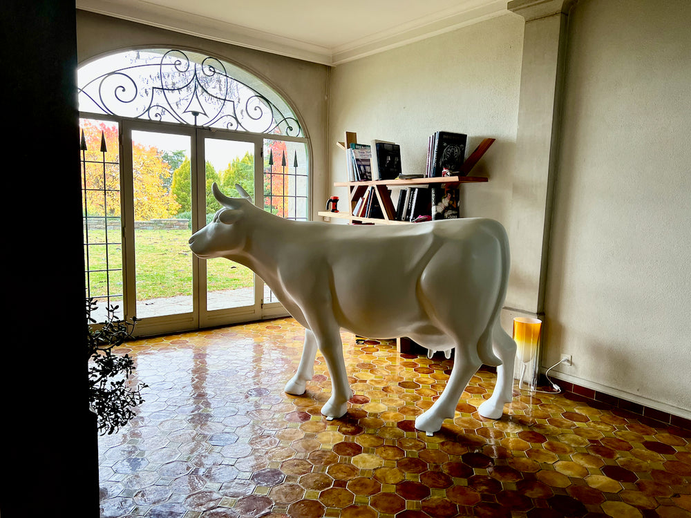 Vache Kuhtag blanche dans un salon
