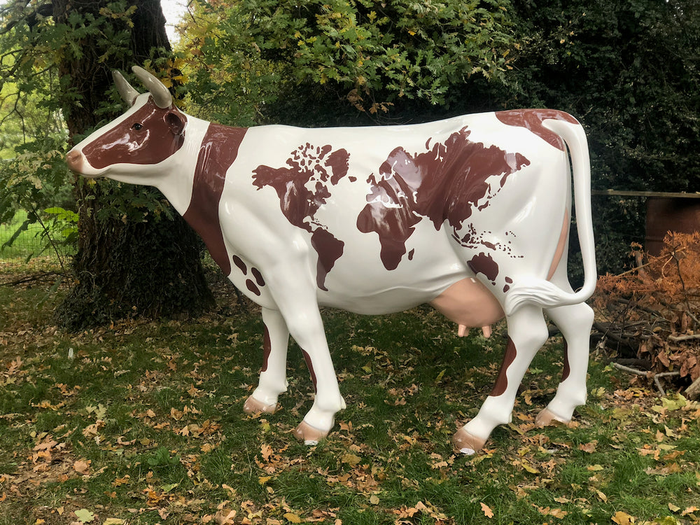 Vache Kuhtag carte du monde dans un jardin