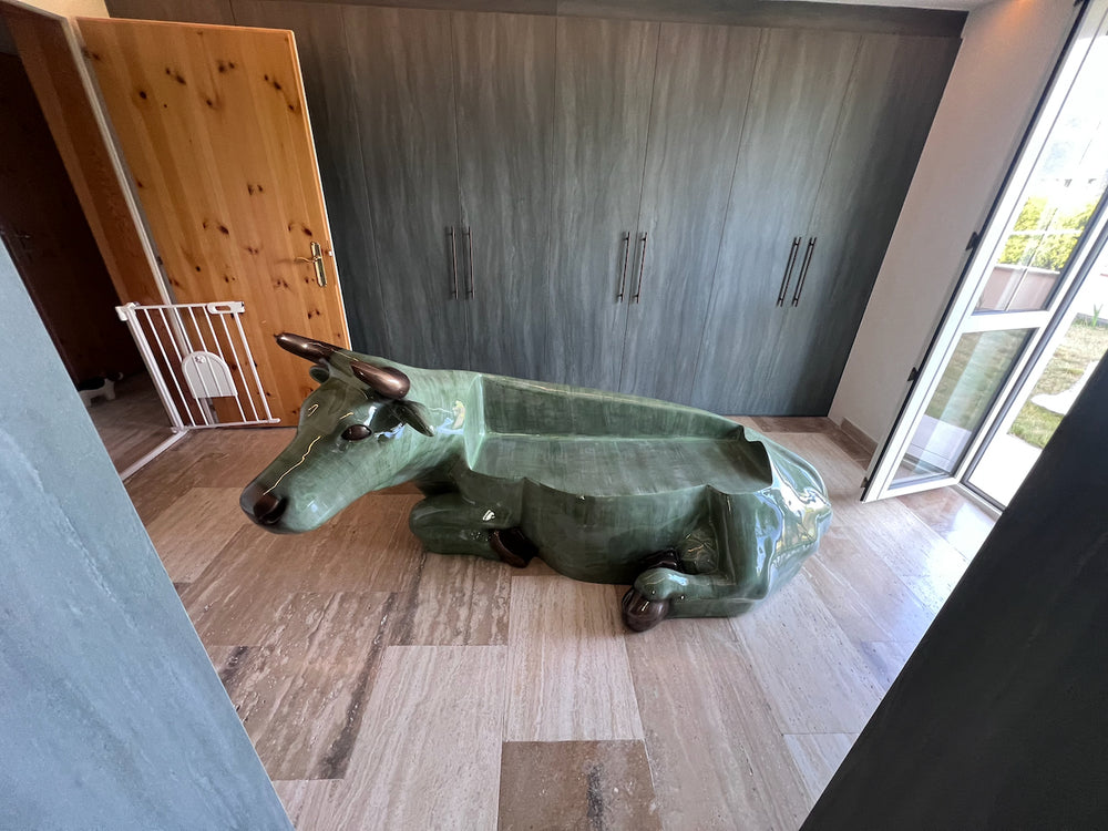 Vache Kuhtag couchée finition bronze dans un intérieur