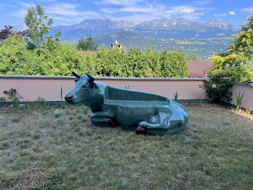Vache Kuhtag couchée finition bronze face aux Alpes