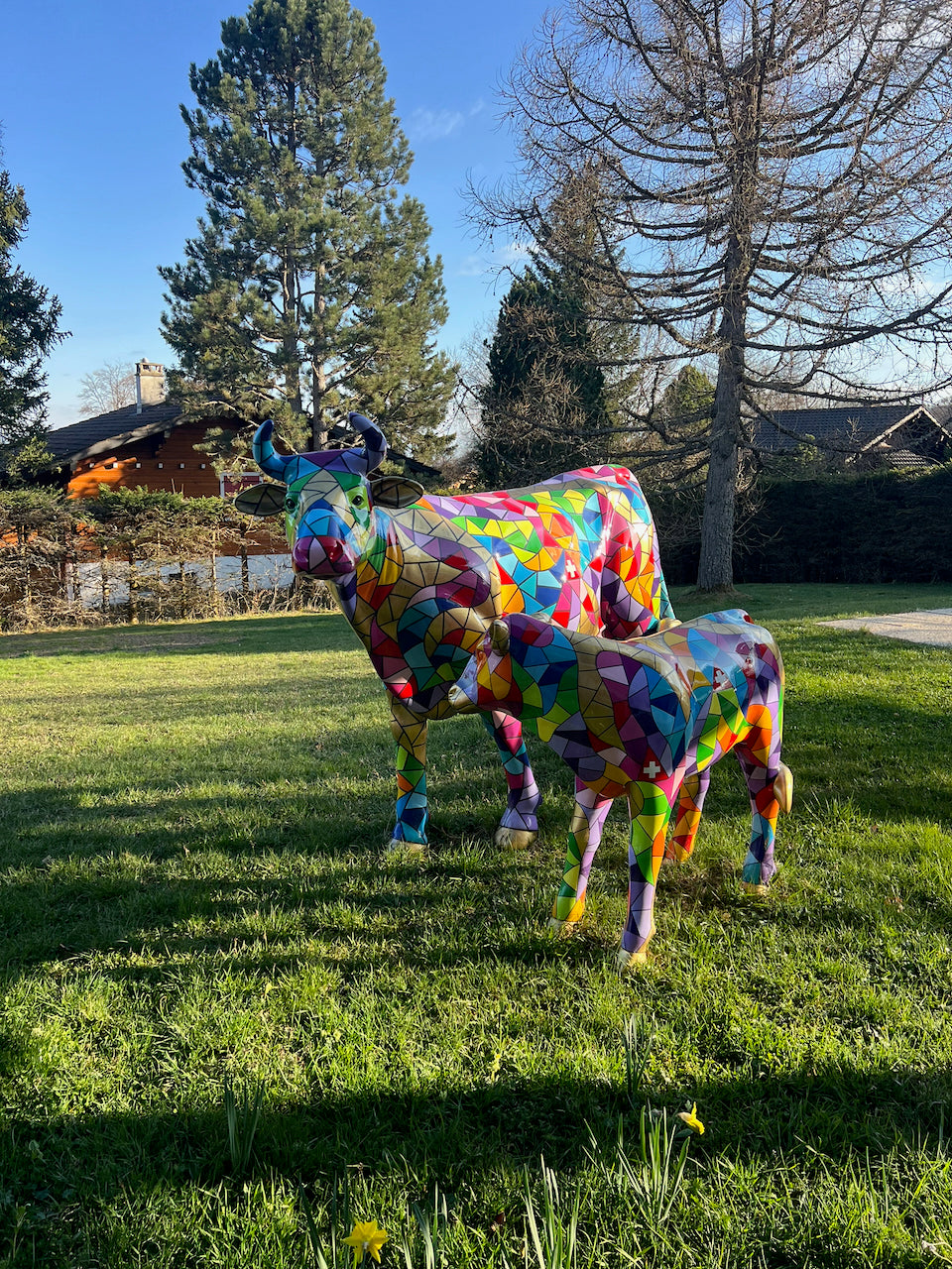 Vache et veau Kuhtag mosaïque dans un jardin