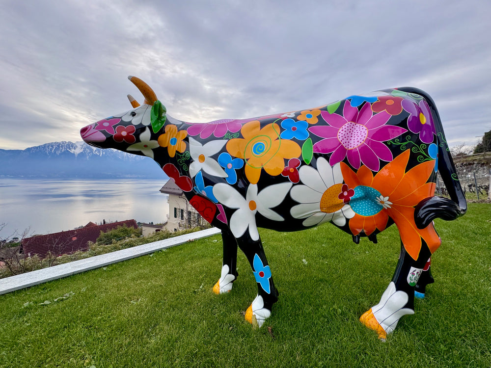 Vache Kuhtag à fleurs dans un jardin à Chardonne