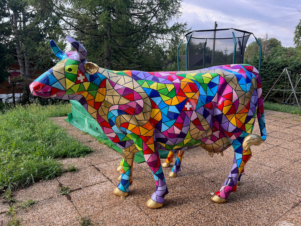 Deux vaches Kuhtag mosaïque dans un jardin