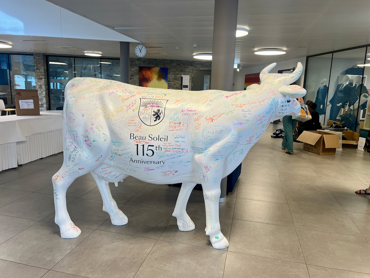 Vache Kuhtag blanche pour les 115 ans du Collège Beau Soleil