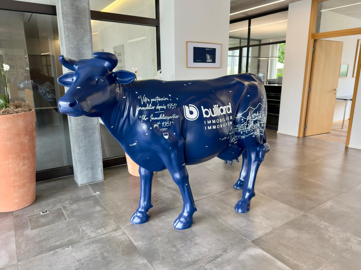 Vache Kuhtag bleue au logo de Bulliard Immobilier