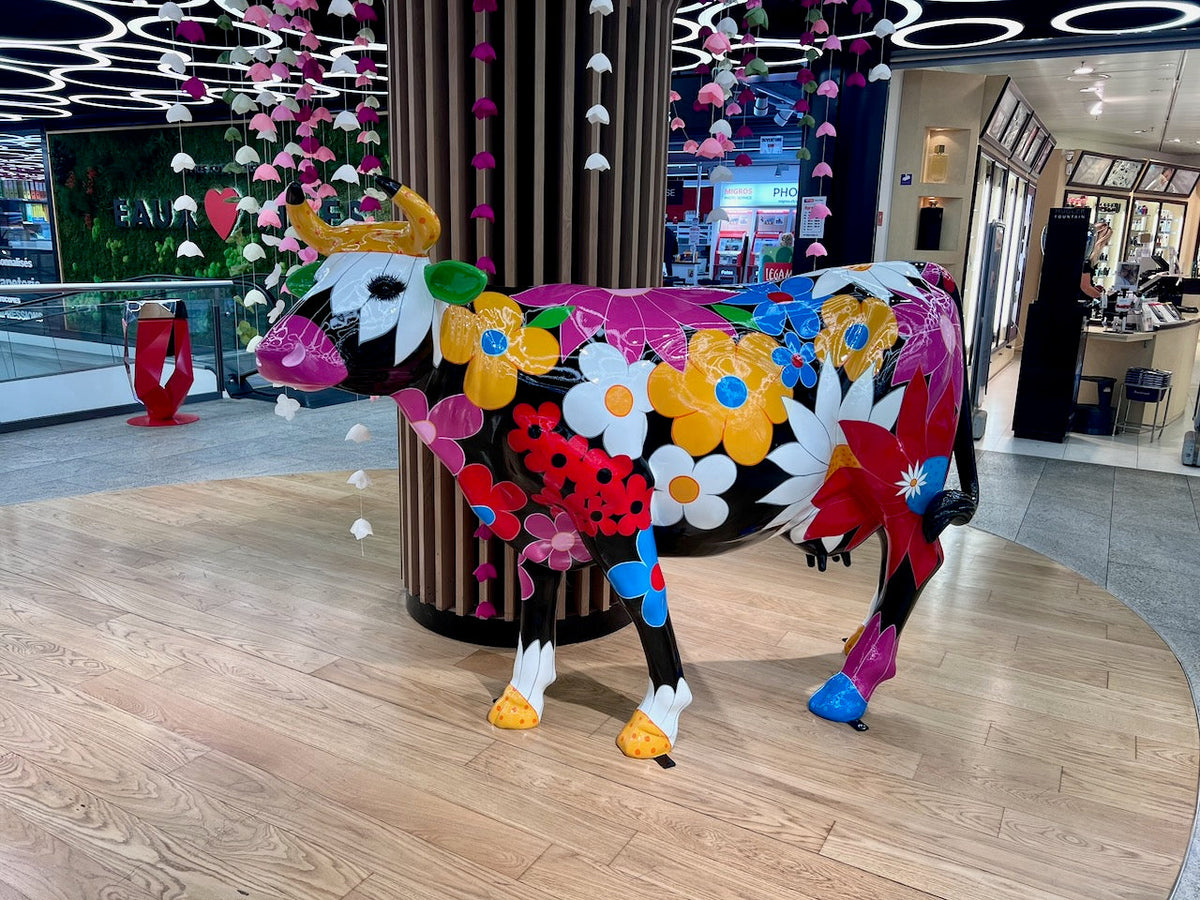 Vache Kuhtag à fleurs fond noir grandeur nature au centre commercial des Eaux-Vives, Genève