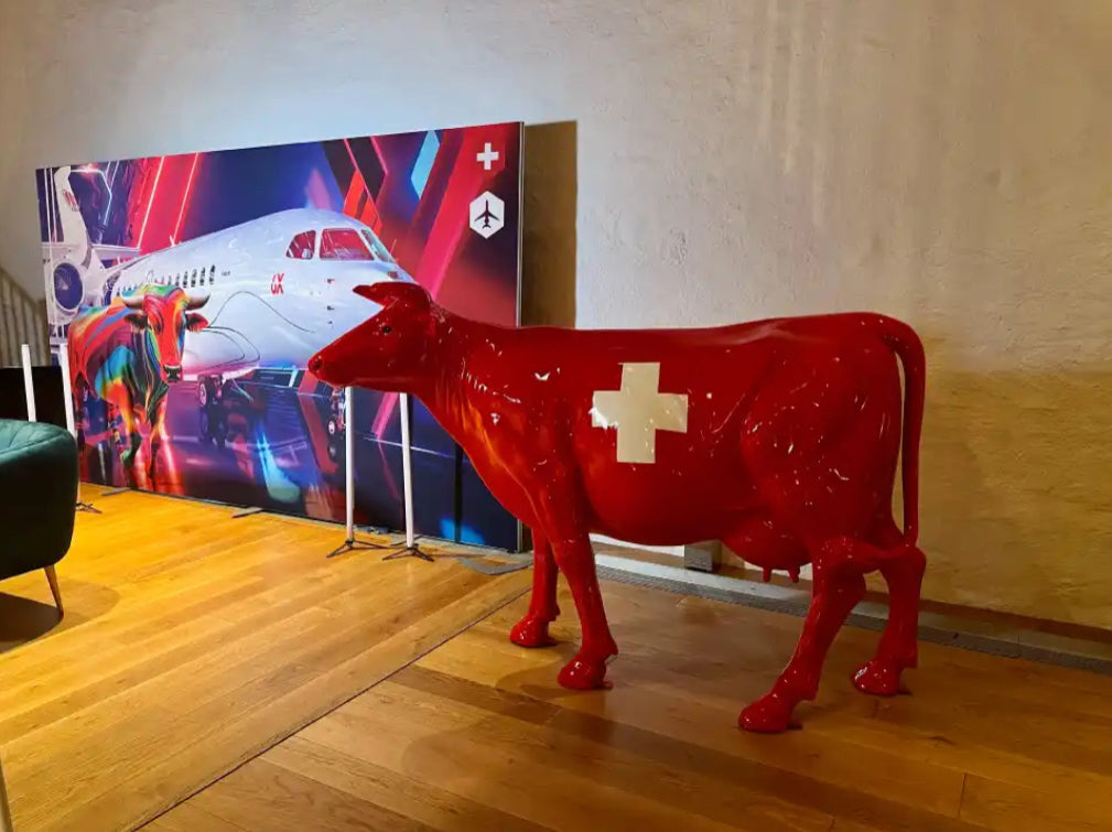 Vache Kuhtag rouge à croix suisse sur le stand Dassault Aviation