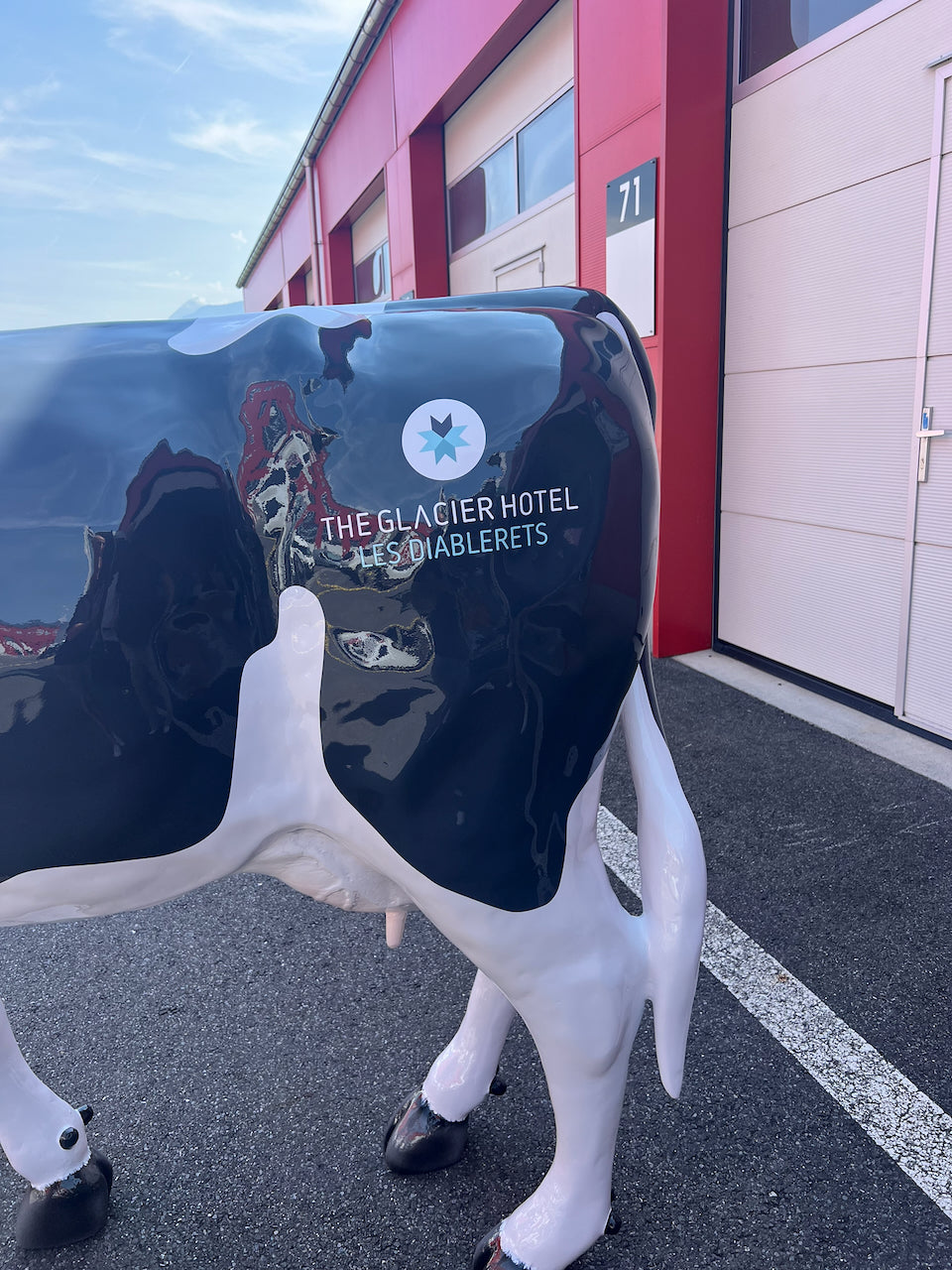 Vache Kuhtag au logo de The Glacier Hotel aux Diablerets