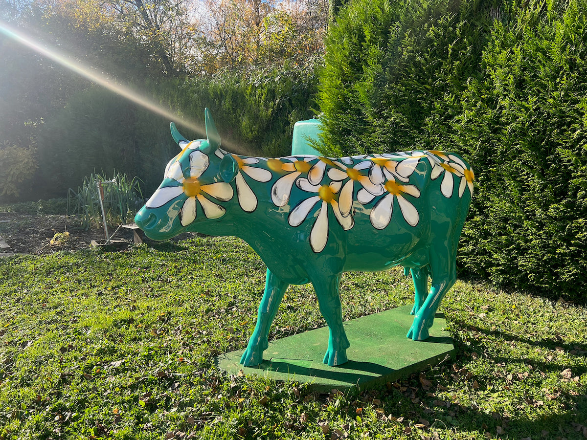 Vache en résine à marguerites rénovée par Kuhtag