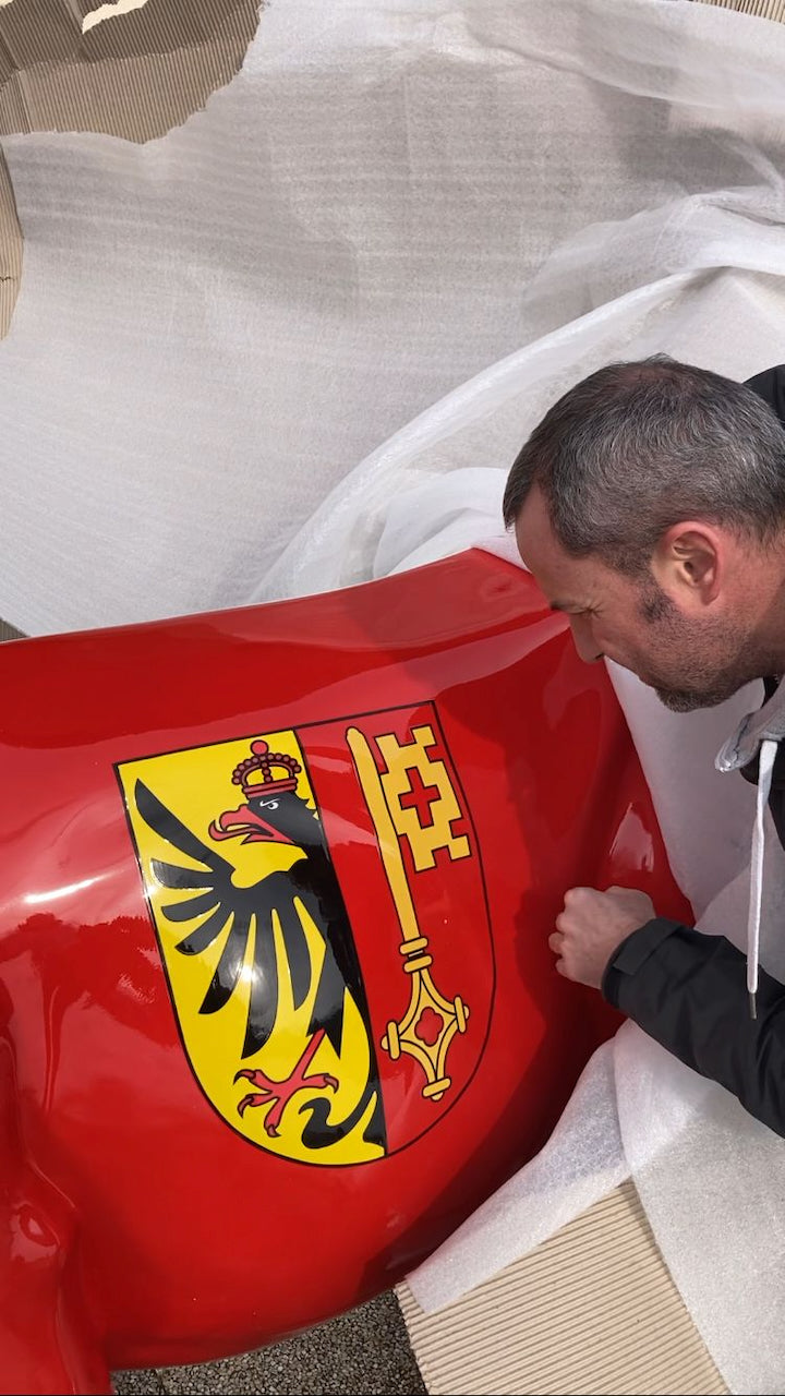 Peinture à la main des armoiries de Genève sur une vache Kuhtag