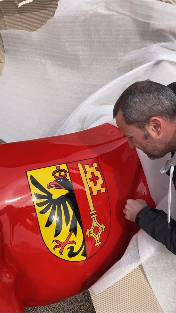 Peinture à la main des armoiries de Genève sur une vache Kuhtag